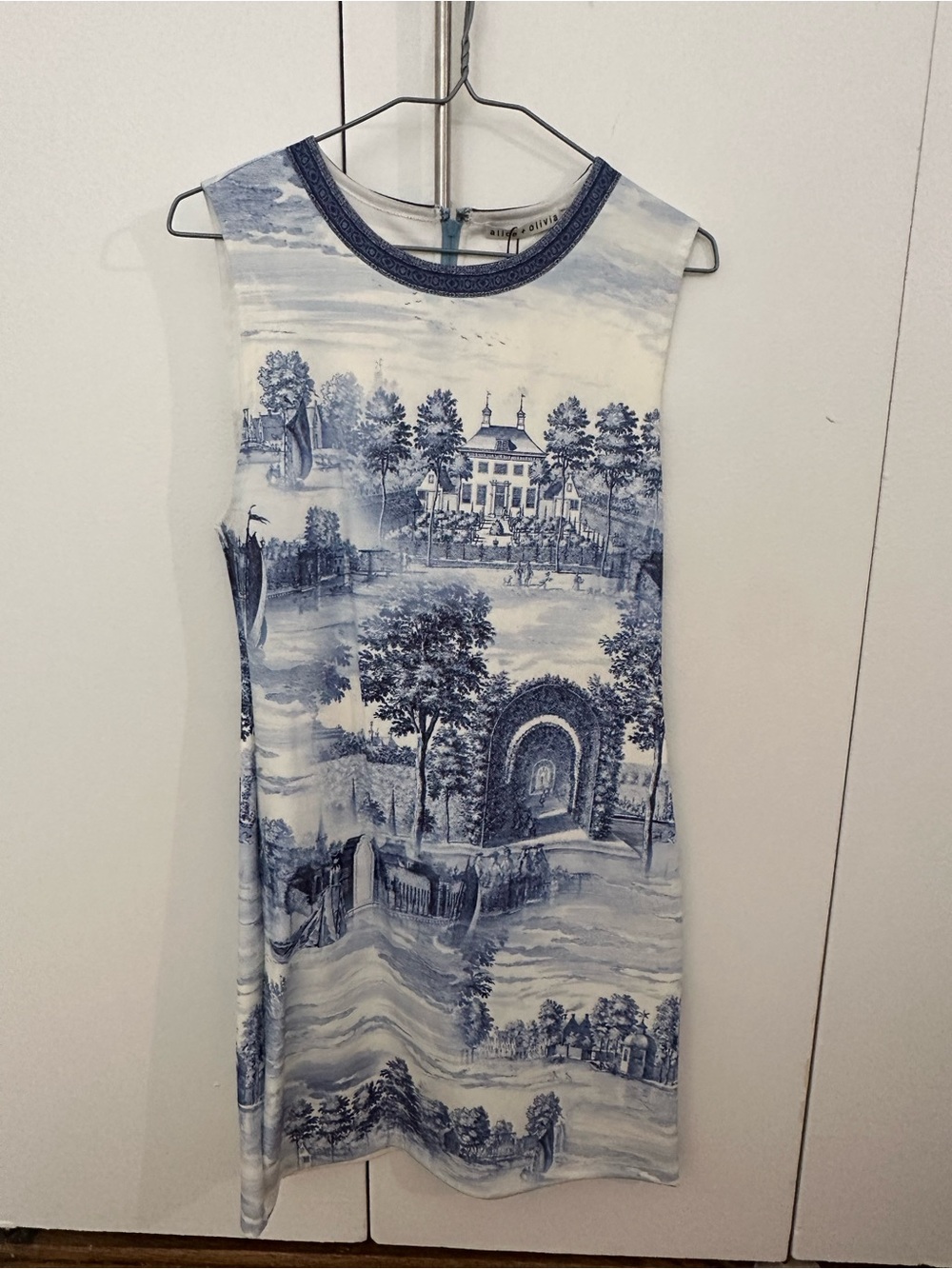 Alice + Olivia Blue and White Scenic Print Shift Dress